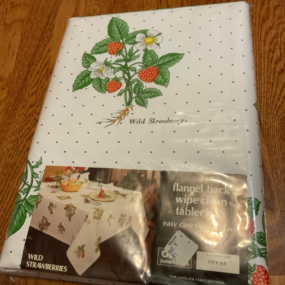 Decor Home Fashions Strawberry Tablecloth Vinyl Flannel Back 60 X 84 Vintage NOS